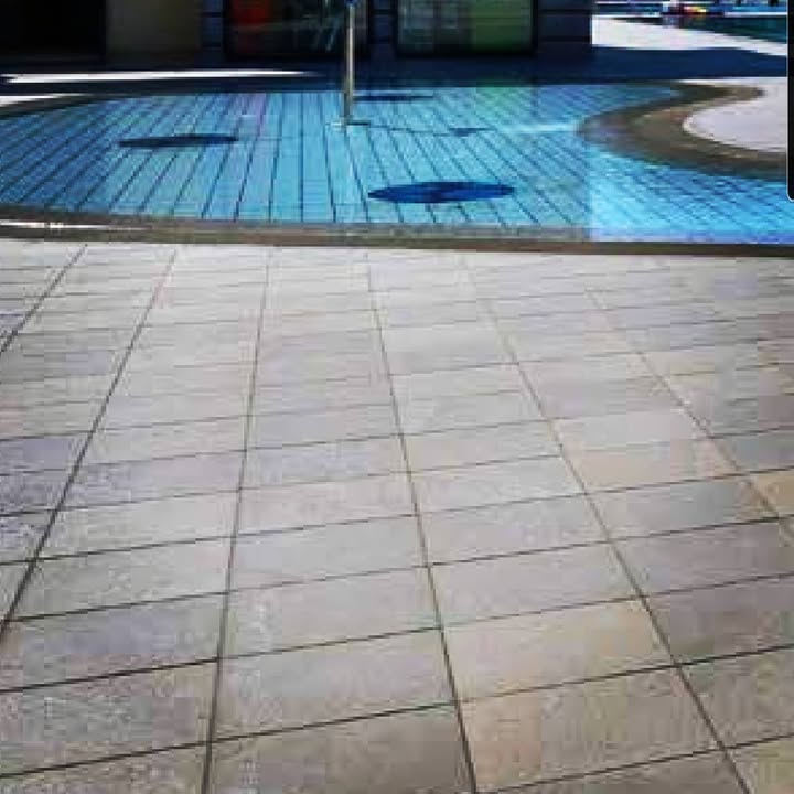 Rivestimento piscine in gres porcellanato: design, sicurezza e qualità da Sassuolo